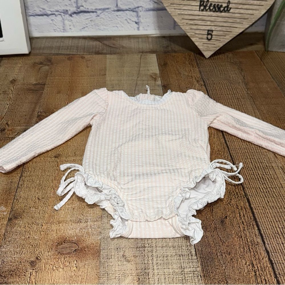 Caden lane LONG SLEEVE RASH GUARD WITH RUFFLE BOTTOM | SEERSUCKER‎